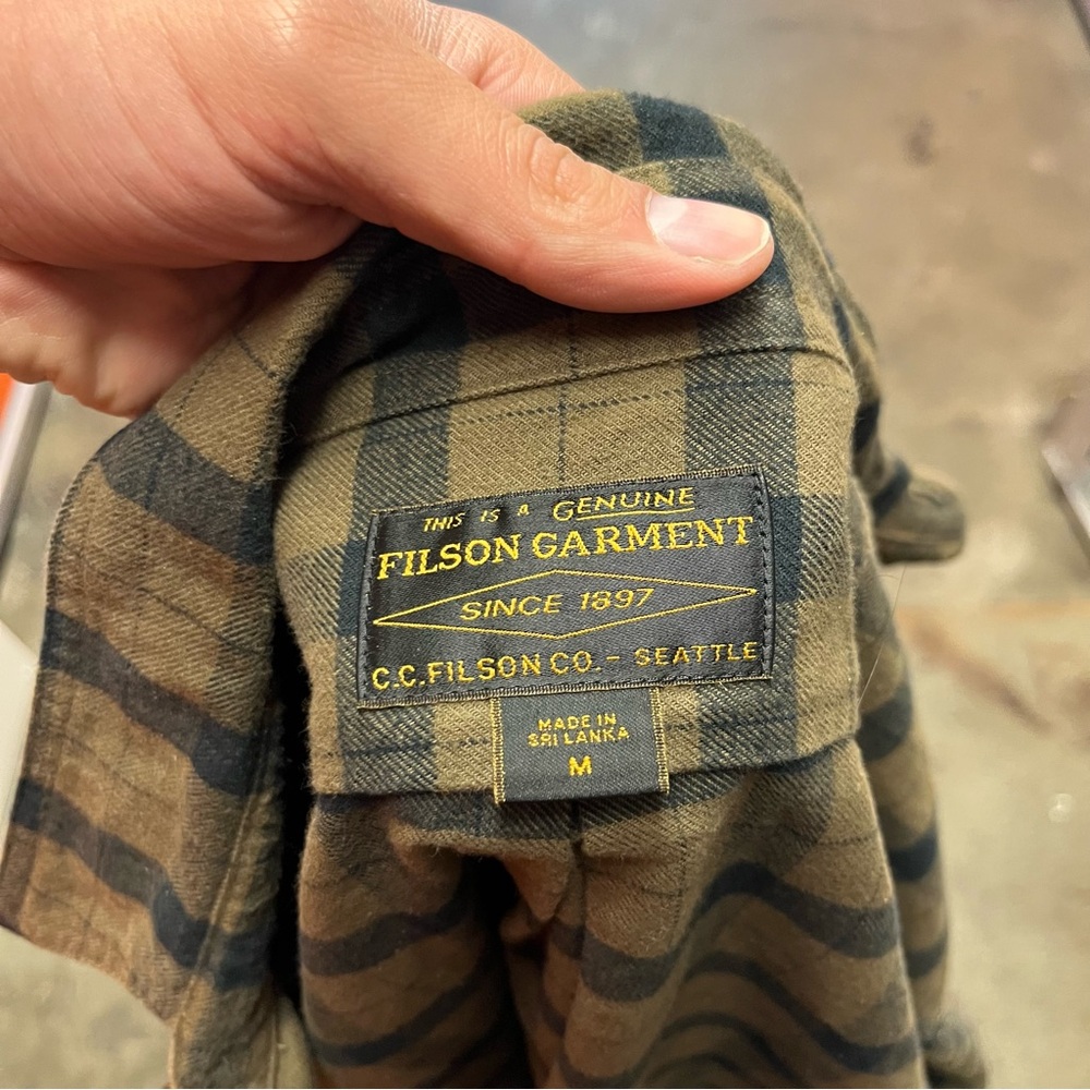 Filson Alaskan Guide Shirt in Otter Green (M) - Picture 4 of 8